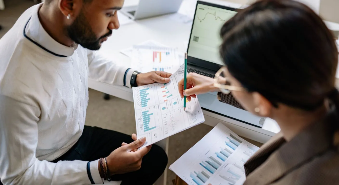 Consultores analisando dados e gráficos da empresa em Porto Feliz · SP