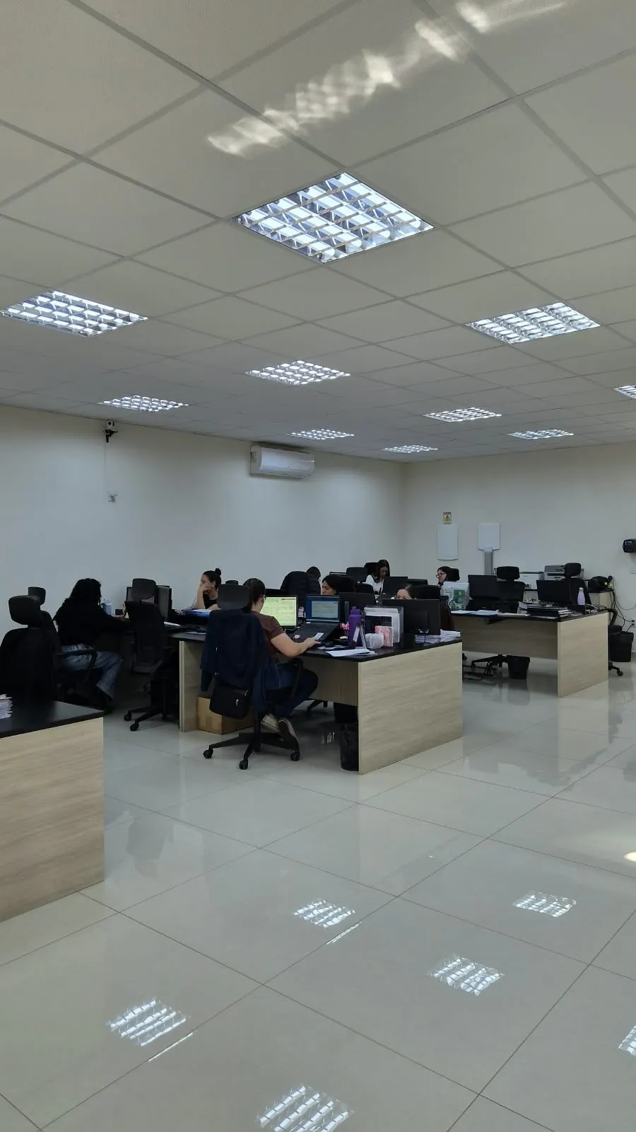Equipe na sala de atendimento, outro ângulo · LC Assessoria Contábil & Empresarial em Porto Feliz