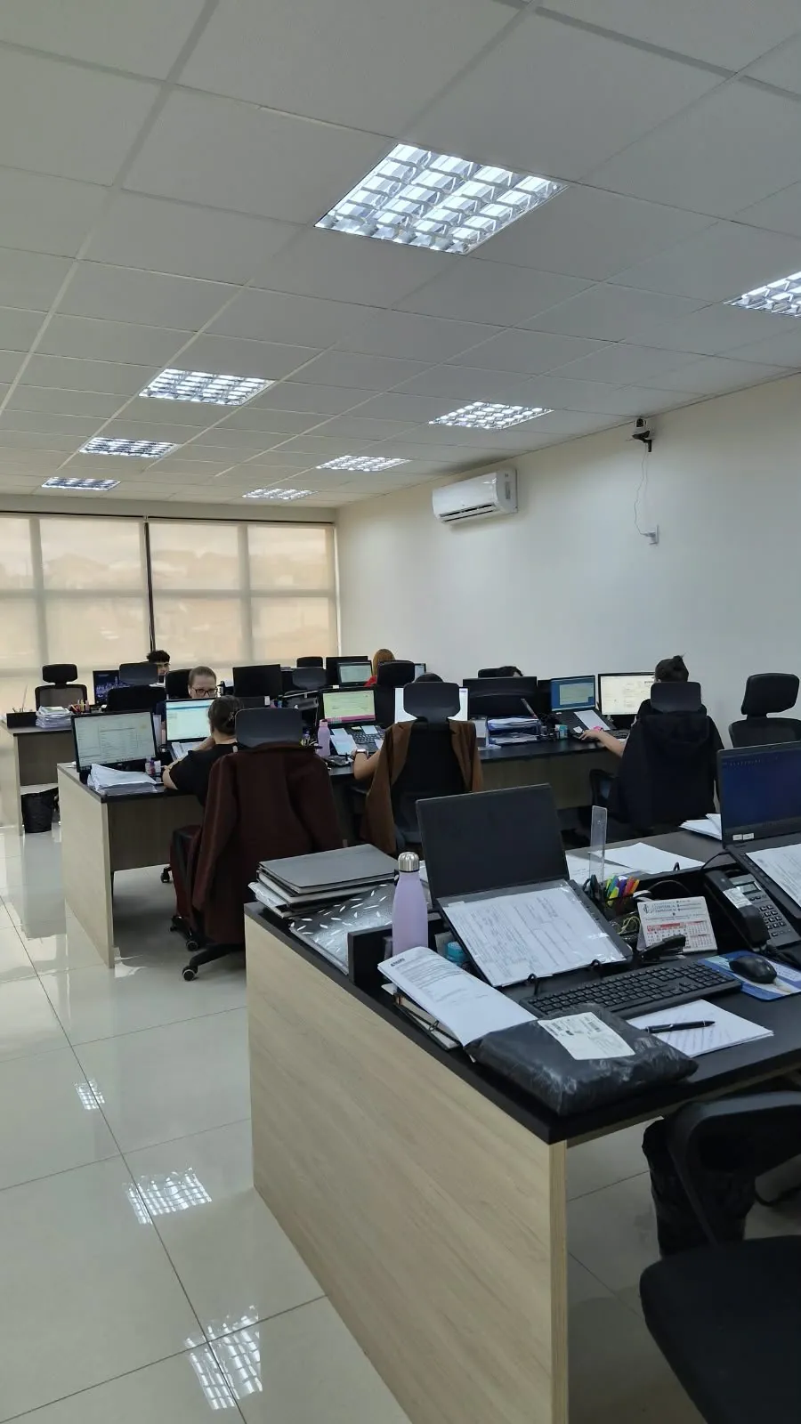 Equipe na sala de atendimento · LC Assessoria Contábil & Empresarial em Porto Feliz