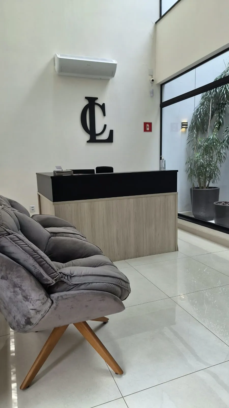 Recepção da LC com o logo na parede · LC Assessoria Contábil & Empresarial em Porto Feliz