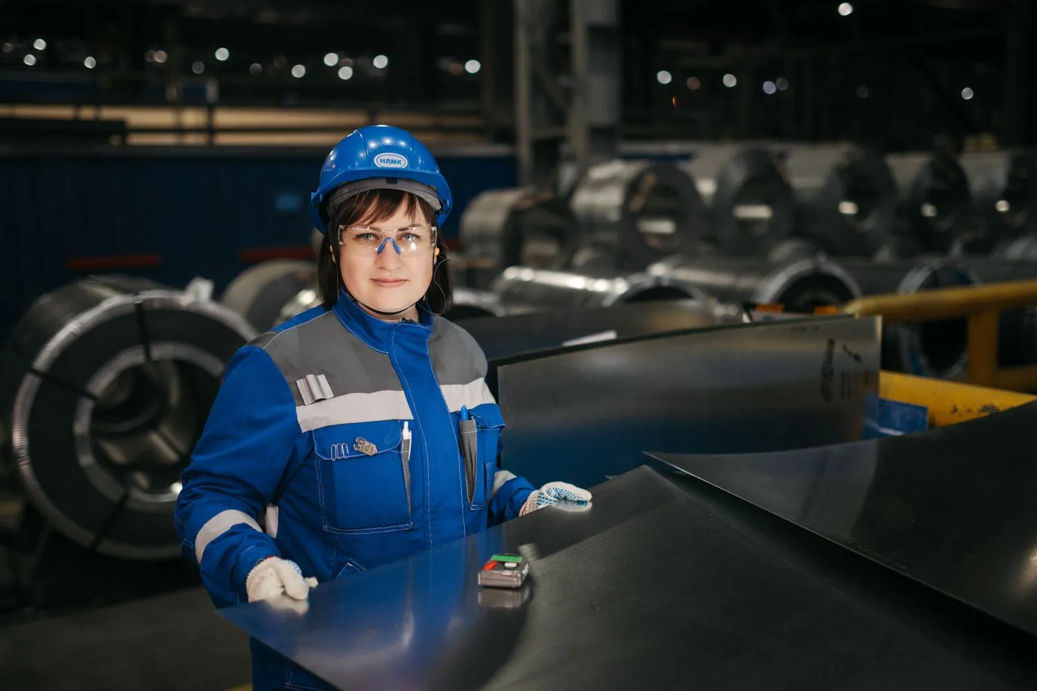 Inspeção de chapas metálicas em ambiente industrial em Porto Feliz · SP